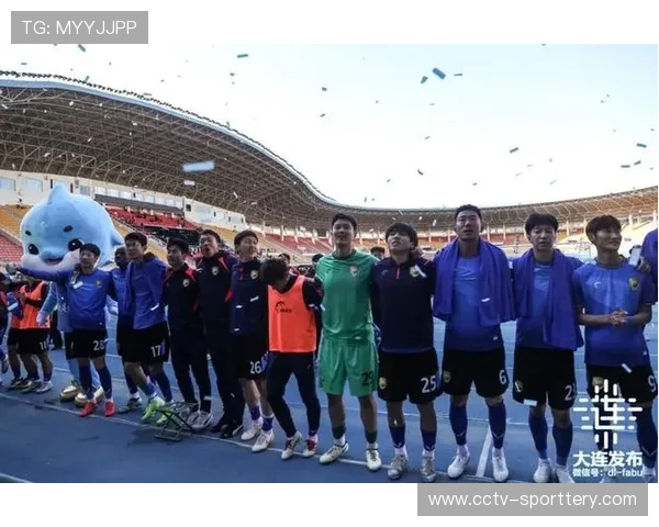 收官战赛场气氛热烈，大连梭鱼湾足球场涌入六万观众