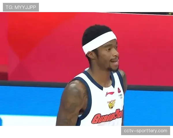 江苏队本场打广东，一会盯人一会联防弄得广东不知所措